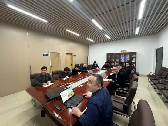 办公室的人AI 生成的内容可能不正确。