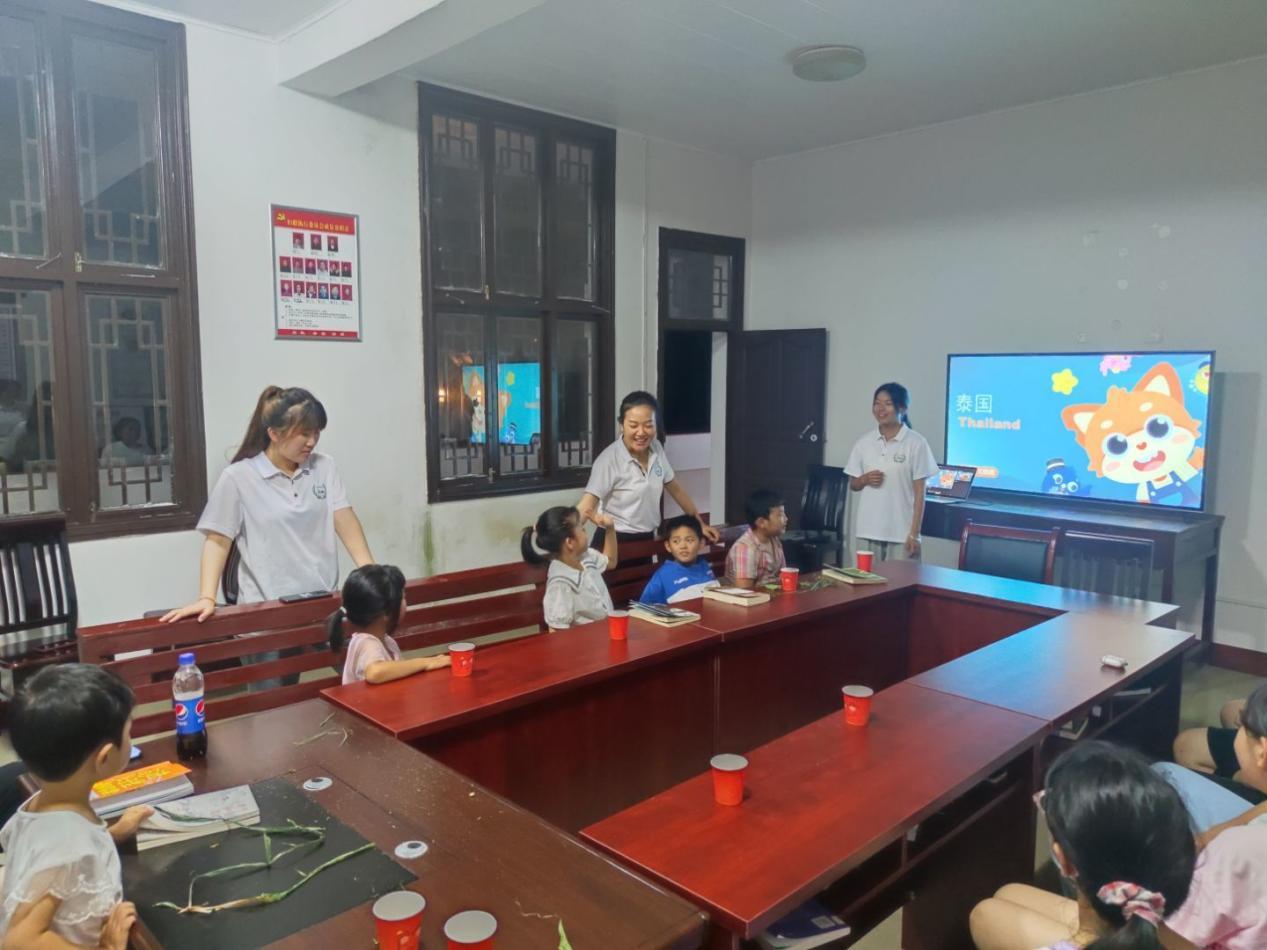 437必赢会员中心学子带乡村孩子体验双语“环球旅行”_fororder_图片1