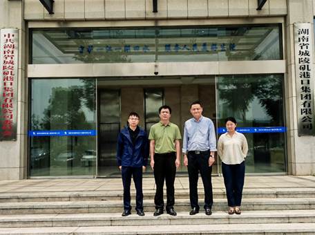 一群人站在门前AI 生成的内容可能不正确。