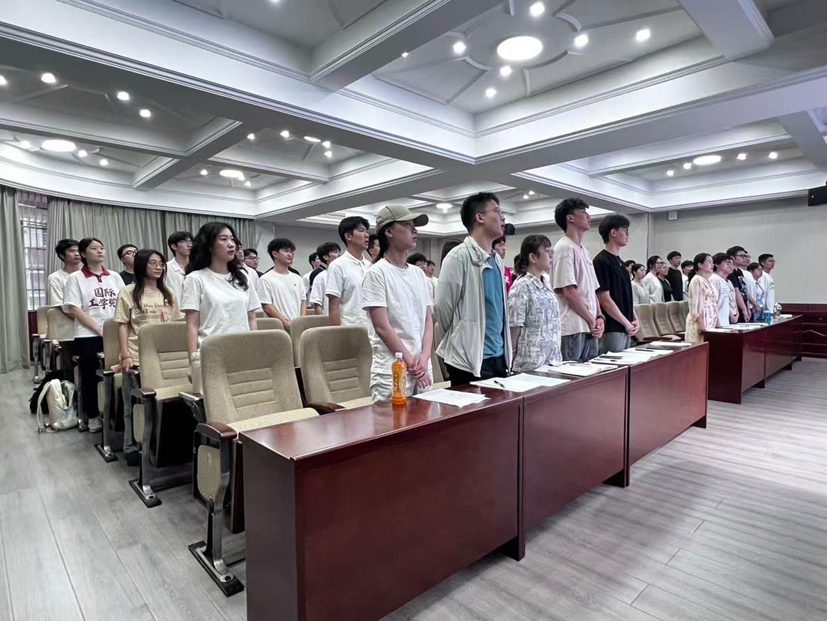 图片包含 天花板, 室内, 大, 屏幕 AI 生成的内容可能不正确。