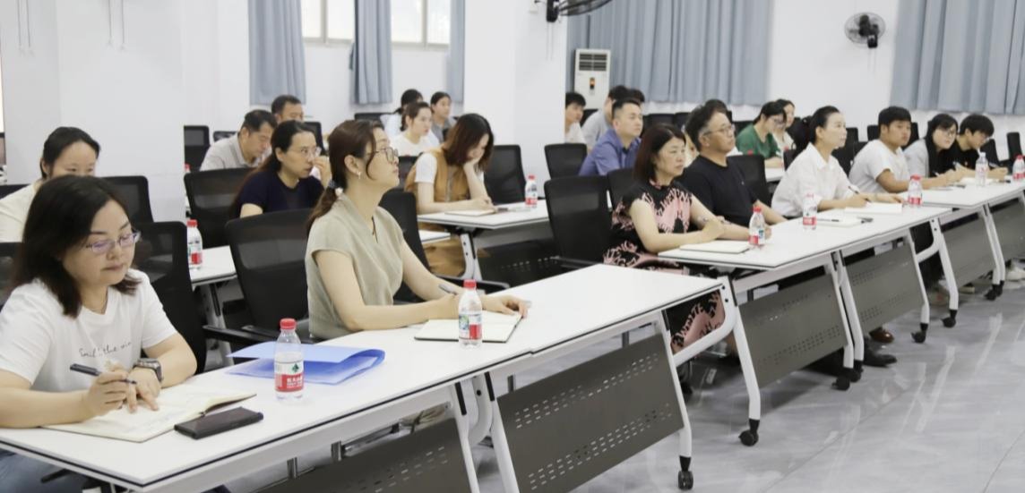 继续教育学院召开全体党员会议暨专题党课