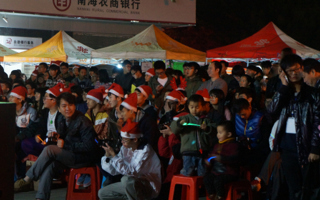 我院学生在阳光广场承办圣诞嘉年华活动