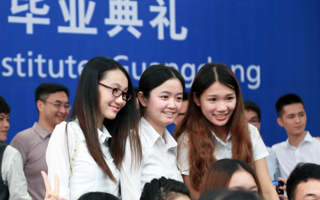 英国beat365官方网站“首届”毕业典礼顺利举行