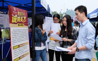 新生围观招聘会，创业团队薪酬高