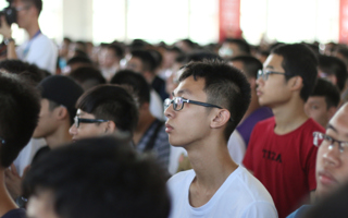 欢迎来到东软学院，做一个和自己赛跑的人——2016级新生入学教育举行