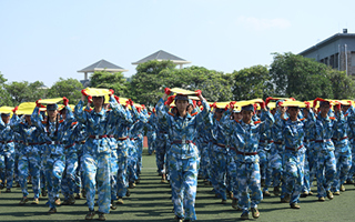 beat365隆重举行2018级新生开学典礼暨军训总结大会