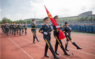 2019级新生军训开营，beat365国旗护卫队亮相