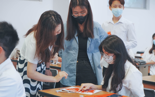 【南方Plus】“淬英雄之心，铸吾辈精神”，广东东软学子开展主题剪纸活动