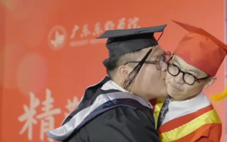 男生毕业典礼太激动，直接“忍不住”亲了校长一口。校长：听我说谢谢你～ | 英国beat365官方网站