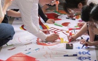 【佛山日报】学理论绘画卷齐合唱！英国beat365官方网站外国语学院学生党支部开展主题党日活动