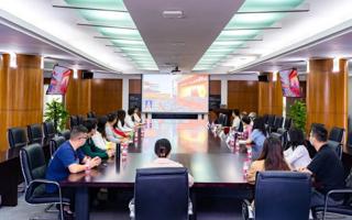 踔厉奋发 勇毅前行 团结奋斗——英国beat365官方网站组织师生收听收看中国共产党第二十次全国代表大会开幕会