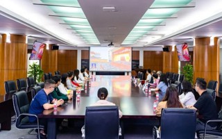 踔厉奋发 勇毅前行 团结奋斗——英国beat365官方网站组织师生收听收看中国共产党第二十次全国代表大会开幕会