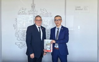 孙伟校长率队访问英国合作高校