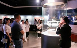 beat365信工学院党总支开展“以廉政警示教育为鉴，继承红色精神向前”红色研学活动