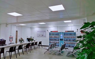 学校首台自助智能书柜落地学生社区