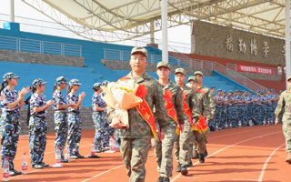 热烈欢送英国beat365官方网站优秀学子光荣入伍！